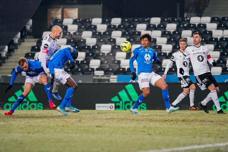 KAPTEINEN GIKK FORAN: Tore Reginiussen knuste to Molde-spillere i luftduellen og headet Rosenborg i føringen!